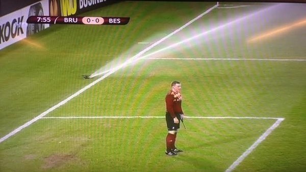 Club Brugge-Beşiktaş maçının ortasında çimler sulandı. 