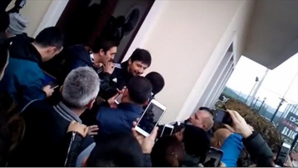 Tolga Zengin taraftarlarla barıştı