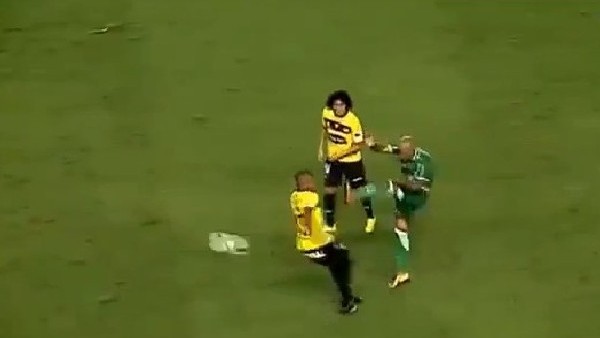 Rakibinin üstüne bastı!