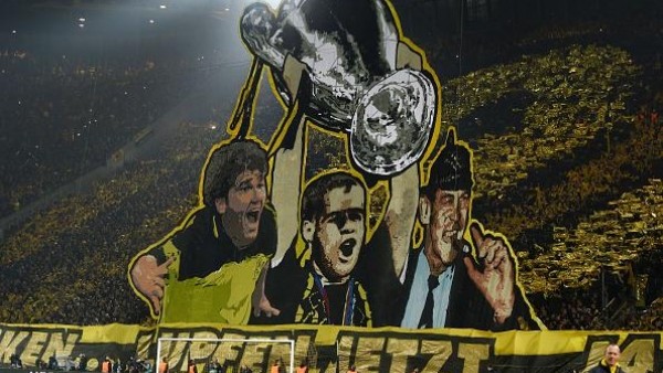 Dortmund taraftarlarından müthiş koreografi!