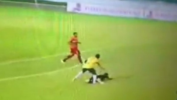 Penaltı vermedi diye hakemi yere serdi