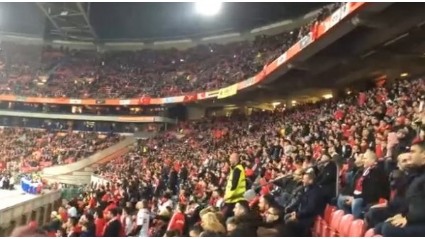 Amsterdam Arena'da Türkiye tribününden Wesley Sneijder'e alkış