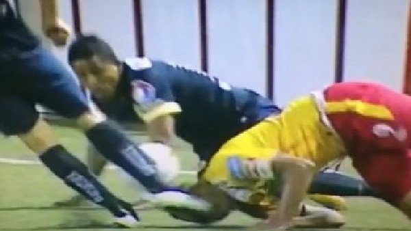 Sert faul sonrası hastanelik oldu!