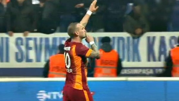 Sneijder maç sonu üçlü çektirdi