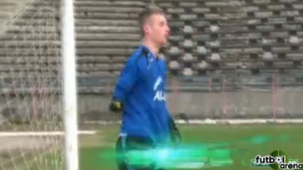 Tek kolla kalecilik yapıyor!