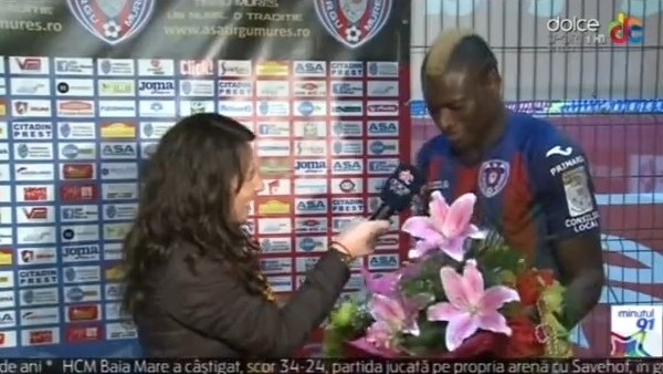 Futbolcudan Kadın Muhabire Sürpriz