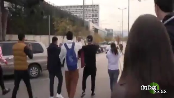 Messi aracını taraftarın üzerine sürdü!