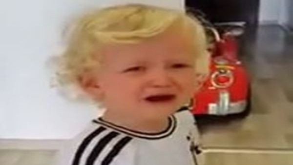 Demba Ba için ağlayan minik taraftar