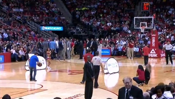 Orta sahadan basketi attı, 25 bin dolar kazandı!