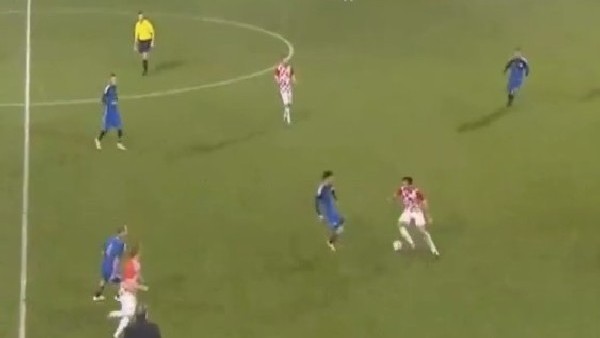 Bacak arası harika çalım attı