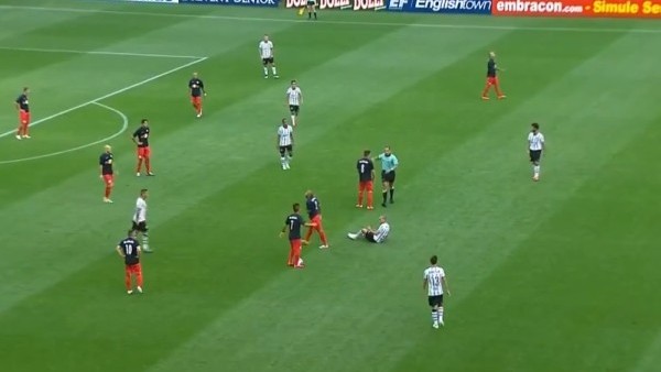 Önüne çıkan hakemi itti ve yere serdi