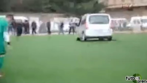 Sakatlanan Futbolcuyu Arabayla Hastaneye Götürdüler