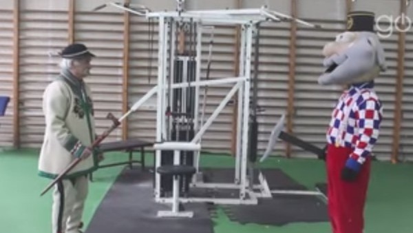 Taraftar grubu lideriyle maskot kapıştı!