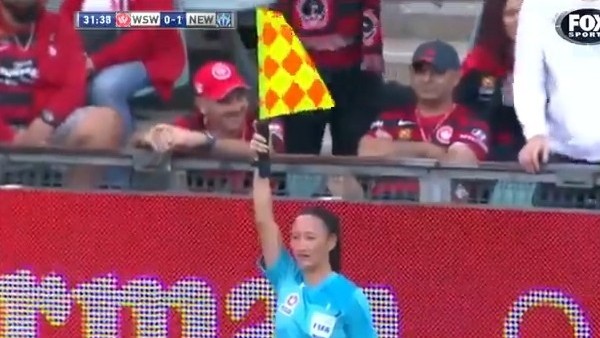 Ofsayt kuralını bilmeyen kadın yan hakem