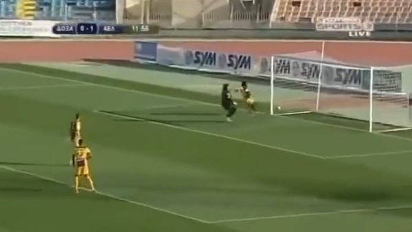 Kaleci kendi kalesine gol attırdı...