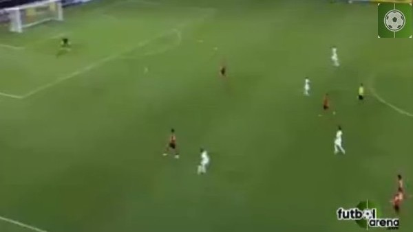 Kaleye 50 metre mesafeden müthiş aşırtma golü