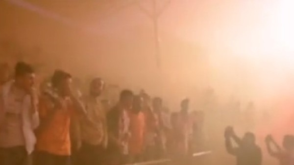 Adanaspor taraftarlarından sis bombası!