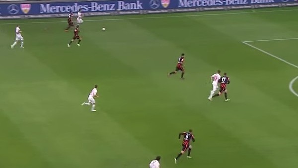 Orta sahadan aldı, golü attırdı!