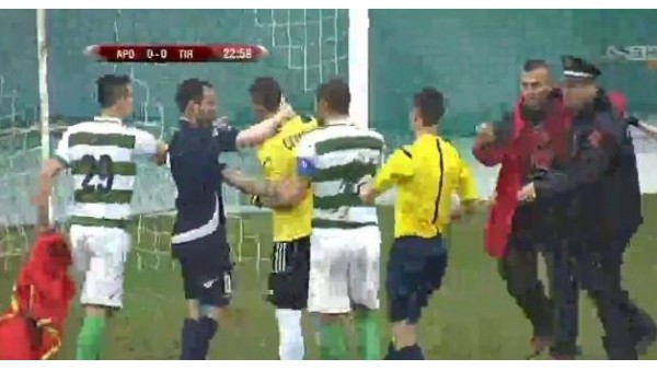 Sahaya girdi, bayrak açtı!