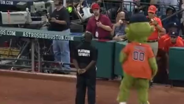 Maskota Sinirlendi, Dans Şov Yaptı!