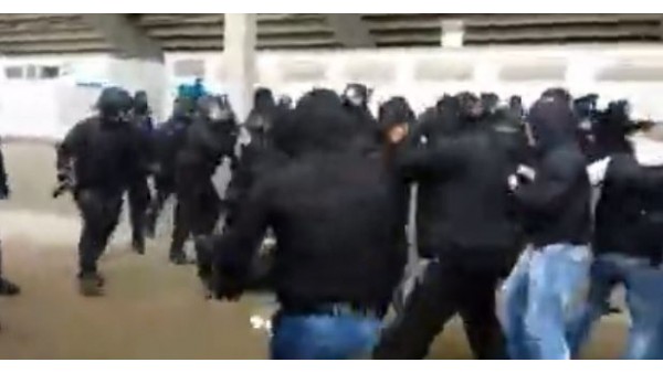 Maç öncesi taraftarlar birbirine girdi