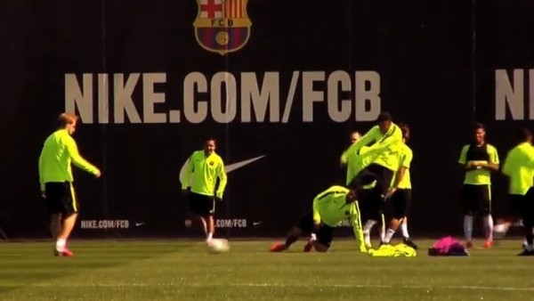 Neymar'dan Suarez'e tekme