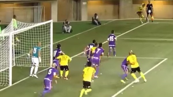 Kornerden direkt gol attı!