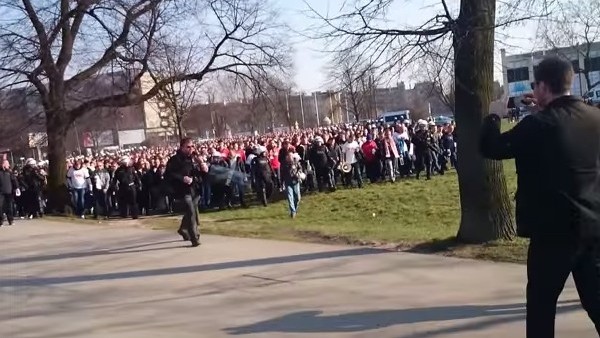 Taraftarlar polisle birlikte stada yürüdü