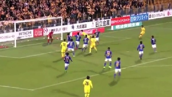 Japon futbolcudan rakibin suratına rövaşata!