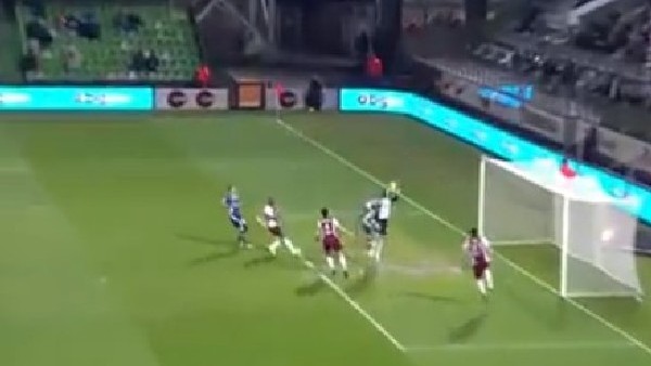 Kaleciden kendi kalesine kafayla gol!