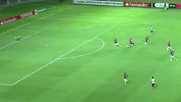 Orta sahadan aldı ve müthiş attı!