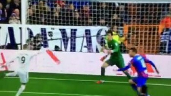 Benzema'nın gol olsa efsane olacak ilginç şutu..