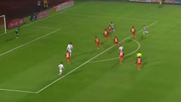 Ceza sahası dışından tam köşeye şık gol