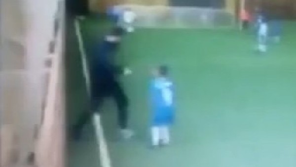 Rusya'da teknik direktör tarafından tekmelenen çocuk..