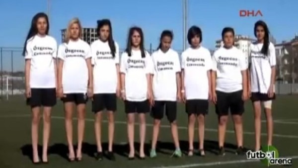 Kadın futbolculardan topuklu tepki!