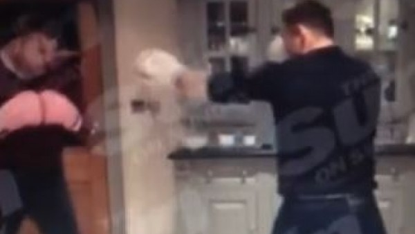 Wayne Rooney kendi evinde nakavt oldu...