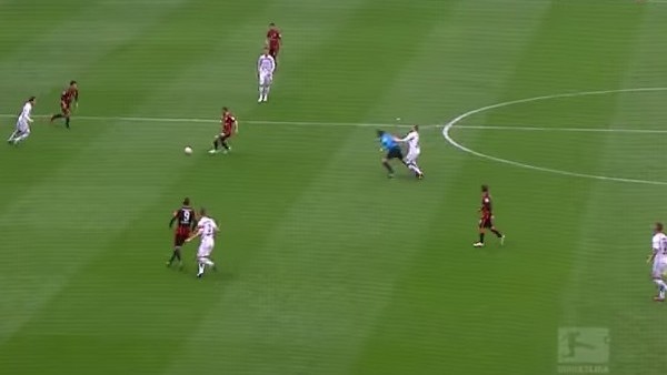 Hakeme arkadan bodozlama daldı!