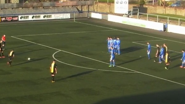 Bu frikiği kaleci sadece izledi!