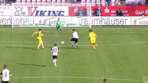 Kendi kalesine talihsiz bir gol attı!