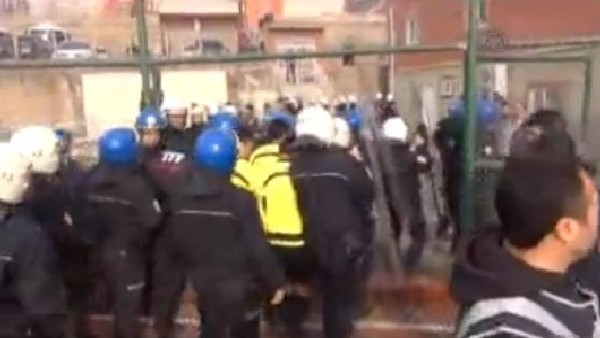 Amatör Lig Maçında Futbolcular Hakemi Darp Etti