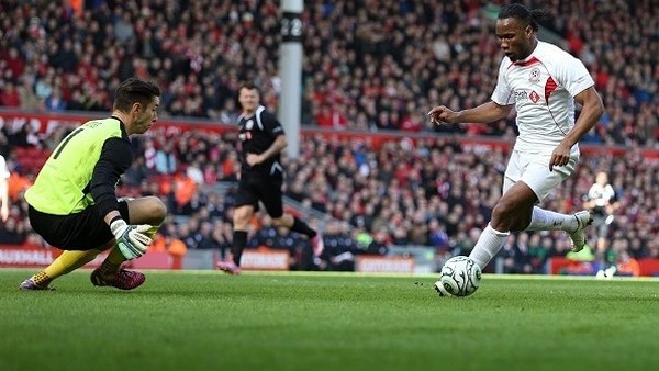 Drogba'dan enfes bir çalım ve gol!