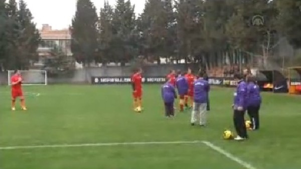 Eski Galatasaraylı futbolculardan down sendromlu çocuklara destek