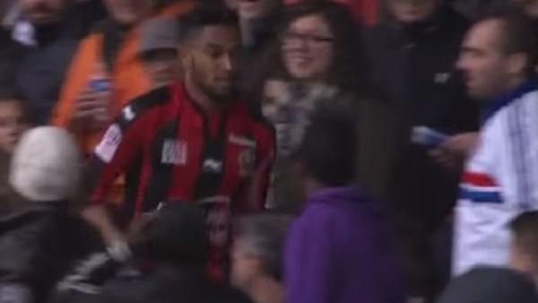 Tribünlere atlayan futbolcu geri dönemedi!