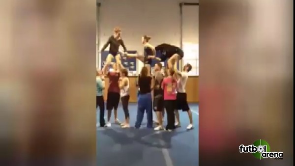 Ponpon kızlardan görünmez kaza!