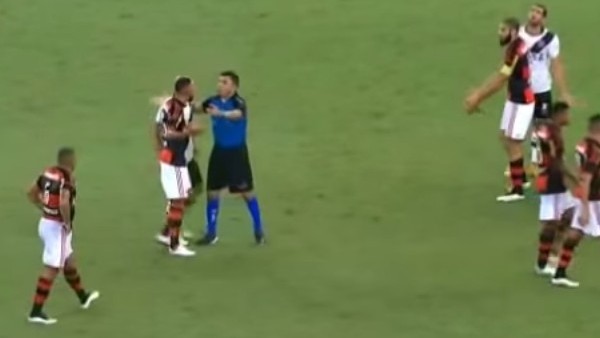 Brezilya'da 2 saniyede 4 kırmızı kart!