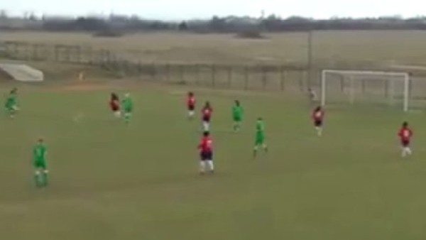 Kadın Futbolcudan Sıra Dışı Bir Gol!