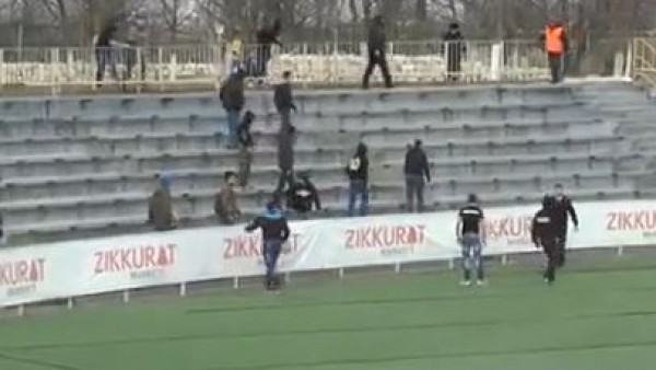 Taraftarlar sahaya girip polise saldırdı...