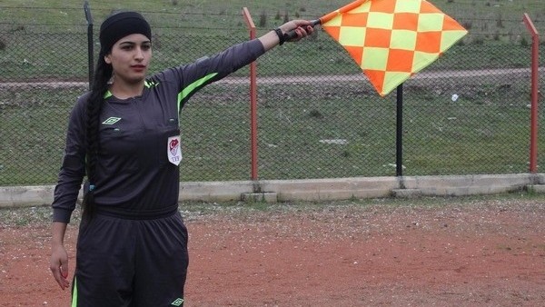 Kadın hakem gününü çalışarak kutladı