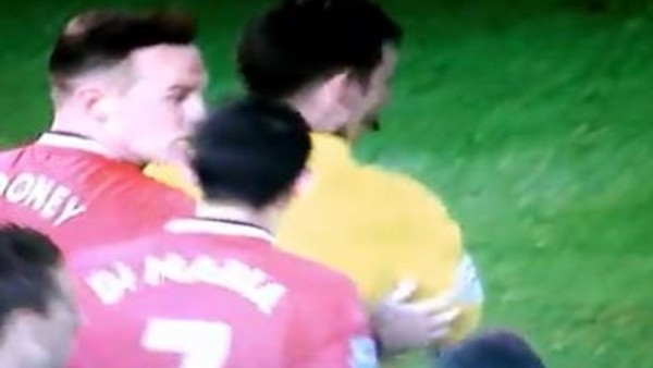 Hakeme vuran Di Maria kırmızı kart gördü. 