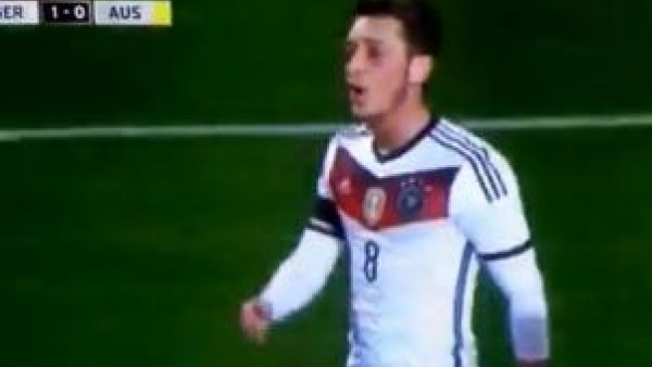Mesut Özil, Emre Belözoğlu'na özendi 